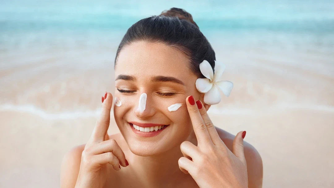 Rituel beauté à la plage avec DermaLove : une personne rayonnante applique sa protection solaire, ornée d'une fleur de frangipanier. La texture légère de notre crème solaire et le sourire éclatant illustrent une protection naturelle.