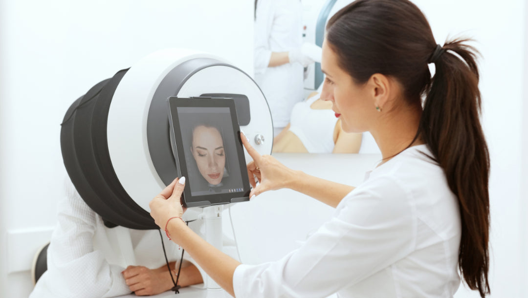 Analyse cutanée professionnelle avec appareil de diagnostic dernière génération, réalisée par une experte Derma'Love pour des soins personnalisés. La technologie avancée permet un diagnostic précis de la peau pour des recommandations sur mesure et des résultats optimaux.