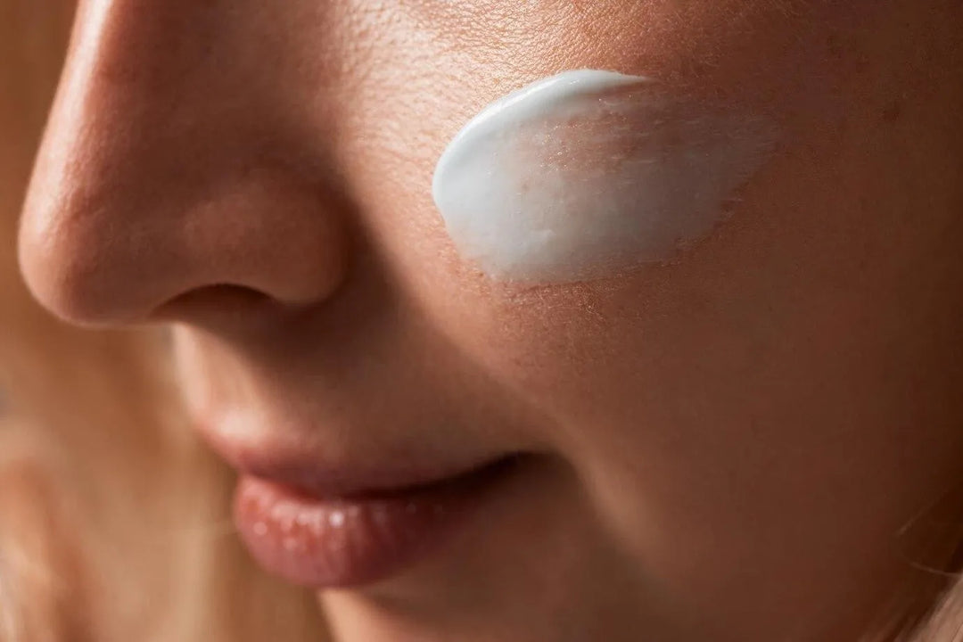 Gros plan sur un visage avec une goutte de crème Derma'Love délicatement appliquée sur la joue. La texture soyeuse du produit et la peau lisse illustrent l'efficacité des soins hydratants. L'image met en valeur l'absorption rapide et les bienfaits nourrissants des formules Derma'Love pour une peau éclatante de santé.