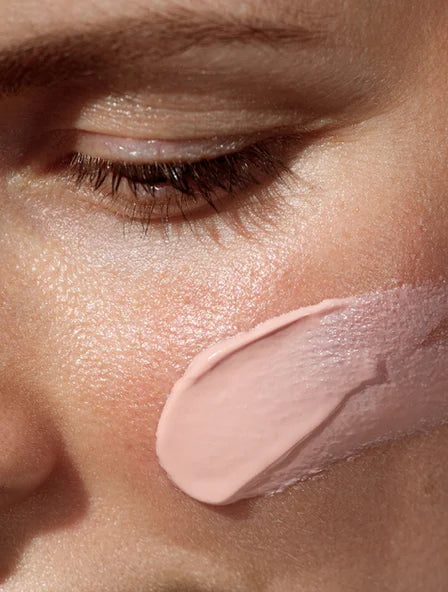 Gros plan sur l'application d'un soin hydratant sur une peau texture fine, révélant la précision et la délicatesse des produits Derma'Love pour une hydratation ciblée et naturelle.