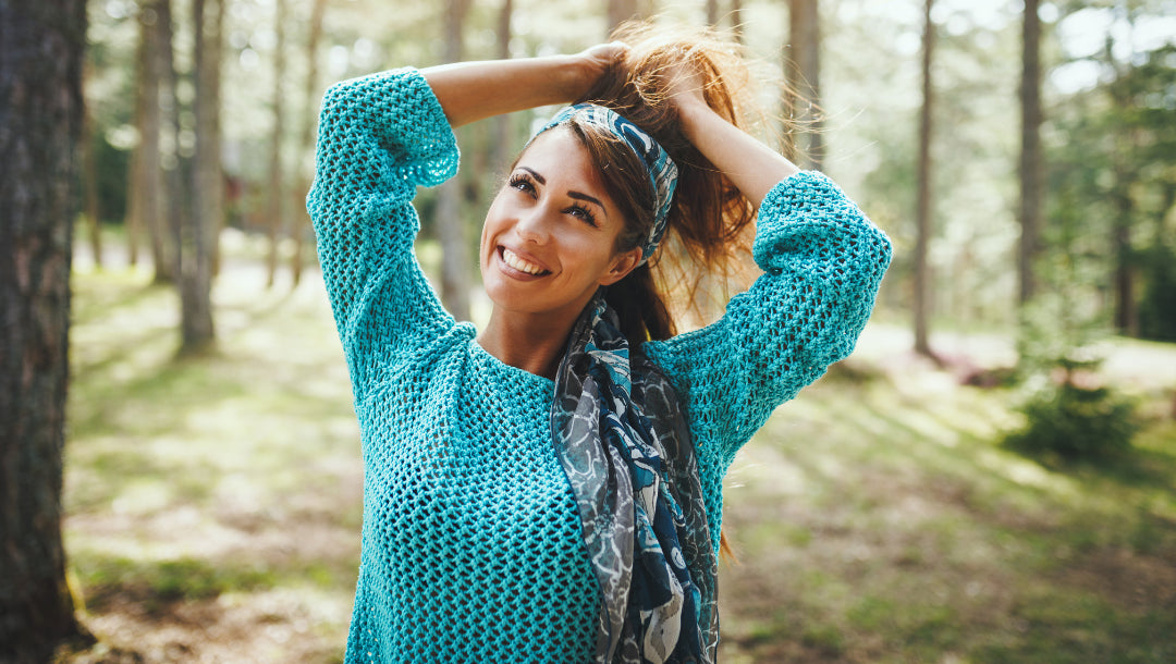 Expression rayonnante d'une peau naturellement belle grâce aux soins Derma'Love, mise en scène dans une forêt baignée de lumière. Sourire éclatant et teint lumineux illustrant les bienfaits de notre gamme de cosmétiques naturels pour une beauté authentique et épanouie au quotidien.