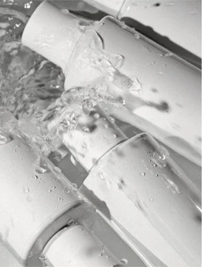 Texture fluide et dynamique d'un sérum hydratant, capturant la précision et l'innovation des soins Derma'Love pour une peau sublimée.