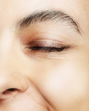 "Gros plan sur un contour d'œil montrant les signes naturels de l'âge, illustrant le besoin de soins dermatologiques anti-rides Derma'Love pour une peau raffermie et éclatante.