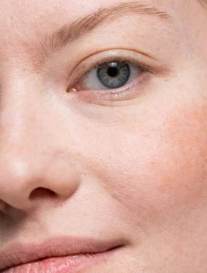 Gros plan sur un visage au teint éclatant, illustrant l'efficacité des soins Derma'Love pour une peau lisse, hydratée et naturellement lumineuse.
