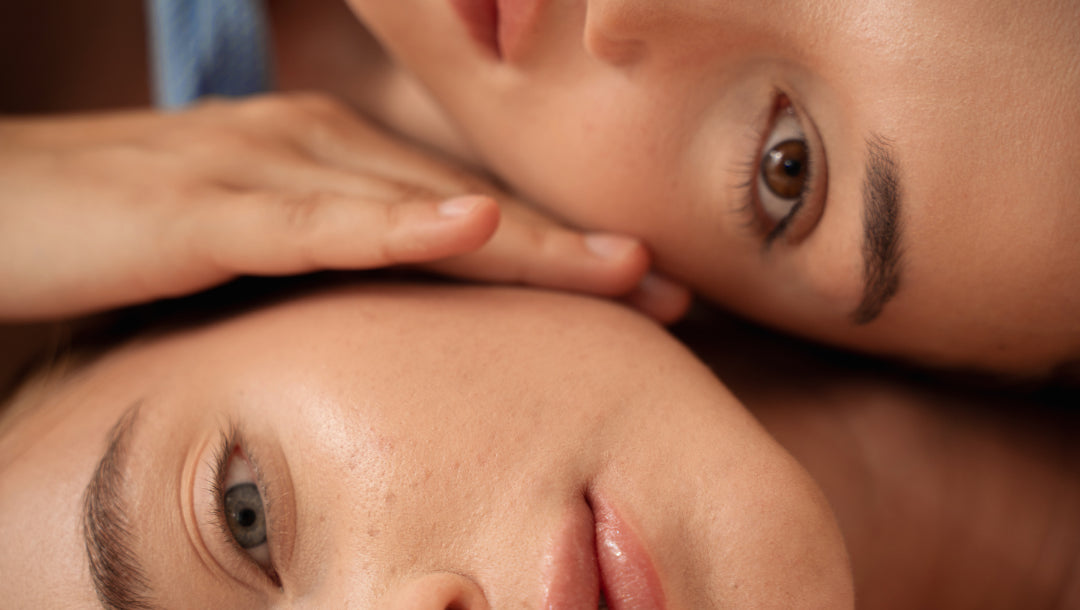 Gros plan sur deux visages lumineux illustrant l'éclat naturel d'une peau soignée avec les produits Derma'Love. La texture veloutée et le teint unifié démontrent l'efficacité de nos soins naturels pour une peau rayonnante de santé et de douceur au quotidien.