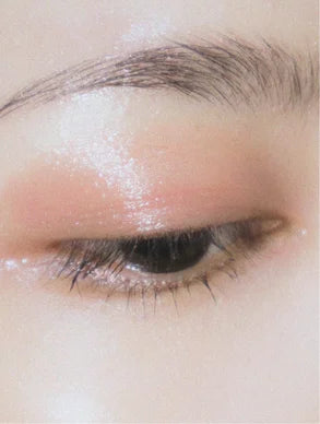 Gros plan sur un contour d'œil délicat, mettant en lumière les soins anti-âge Derma'Love pour une peau jeune et lumineuse, avec une texture douce et naturelle.