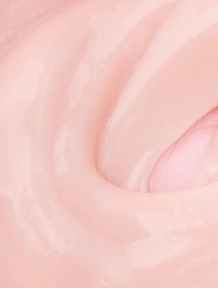 Texture délicate d'un soin hydratant rose pâle, symbolisant la douceur et la sophistication des produits Derma'Love pour une peau sublimée.