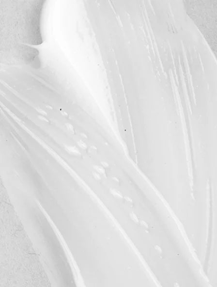 Texture délicate de crème hydratante, révélant la finesse et la pureté des soins Derma'Love pour une peau sublimée et lumineuse.