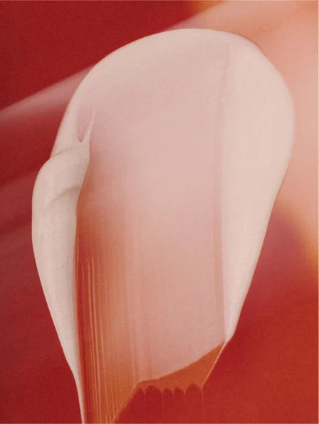 Texture de sérum anti-âge capturant la fluidité et la délicatesse des soins Derma'Love, symbolisant l'innovation et la précision des formules de beauté.