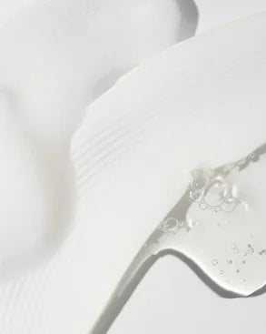 Texture gel nettoyant visage hydratant, capturant la délicatesse et la précision des soins Derma'Love pour une peau sublimée et naturellement éclatante.