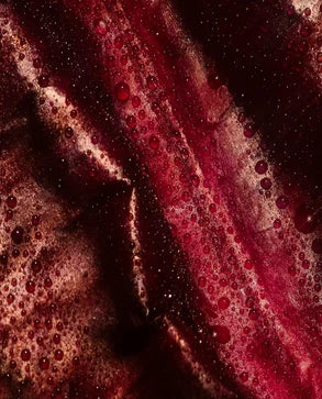 Texture soin du visage, révélant les propriétés antioxydantes naturelles utilisées dans les soins Derma'Love pour une régénération cellulaire intense.