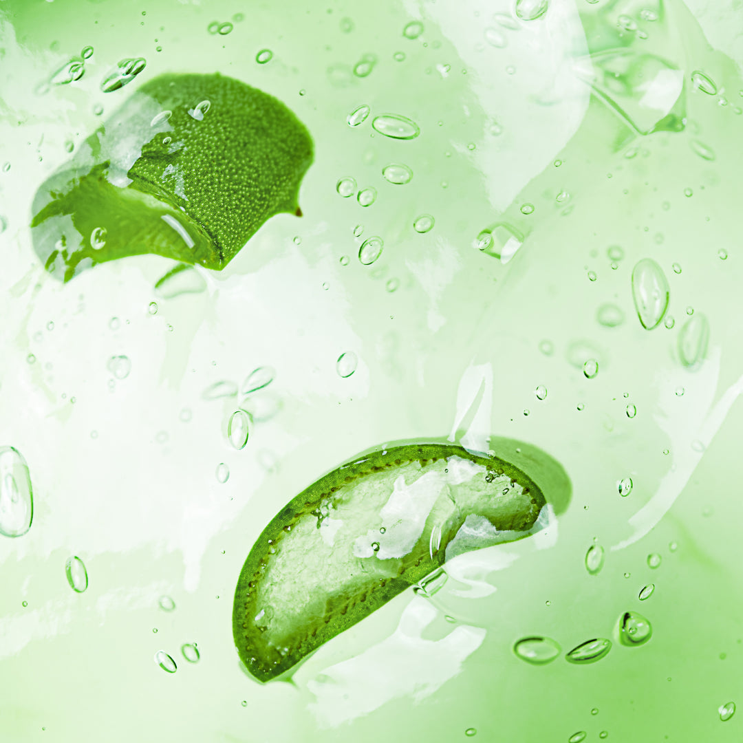 Tranches d'aloe vera bio en suspension dans un gel transparent Derma'Love, illustrant la fraîcheur et la pureté de nos formules naturelles. L'extrait d'Aloe barbadensis miller dévoile sa pulpe cristalline, source d'hydratation et d'apaisement pour une peau revitalisée.
